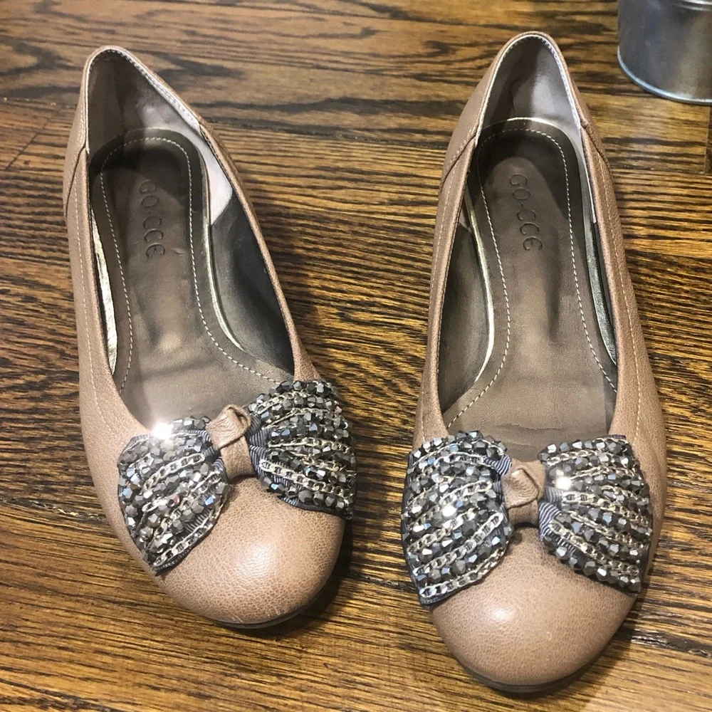 WOMEN’S Sparkle Bling Bow Accented Faux Leather Flats with Chains and Beads - Picture 6 of 11